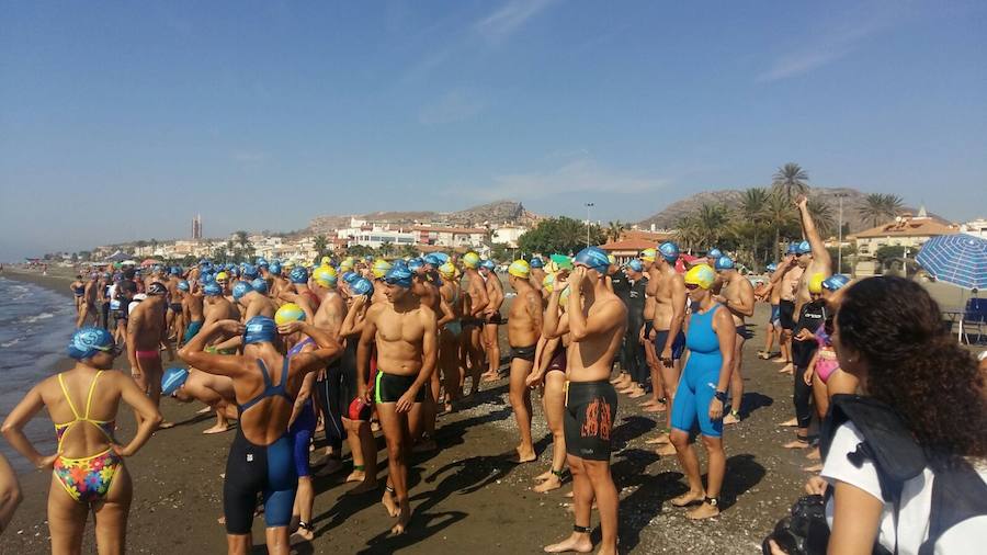 Natación por una buena causa en Rincón de la Victoria