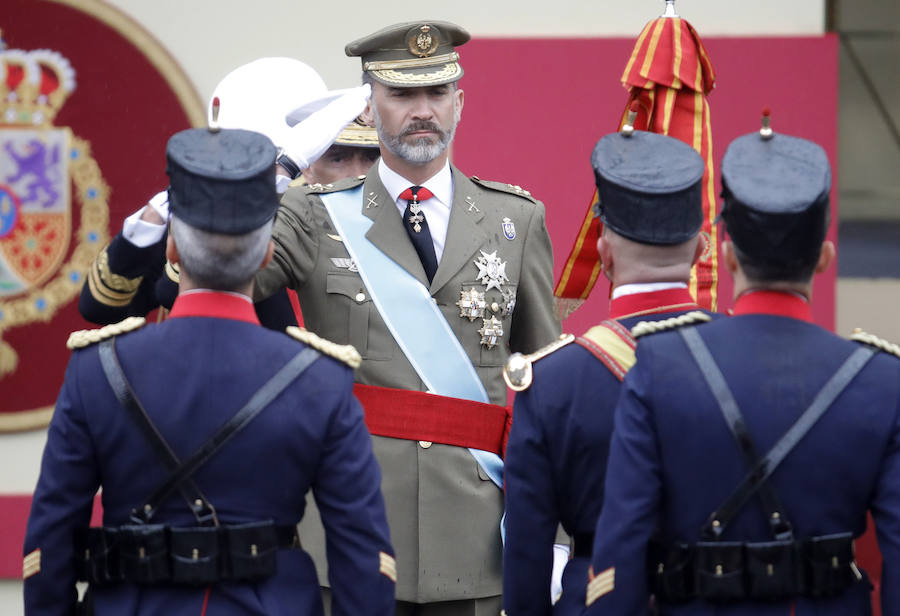 El rey Felipe saluda a su llegada al acto central del Día de la Fiesta Nacional.