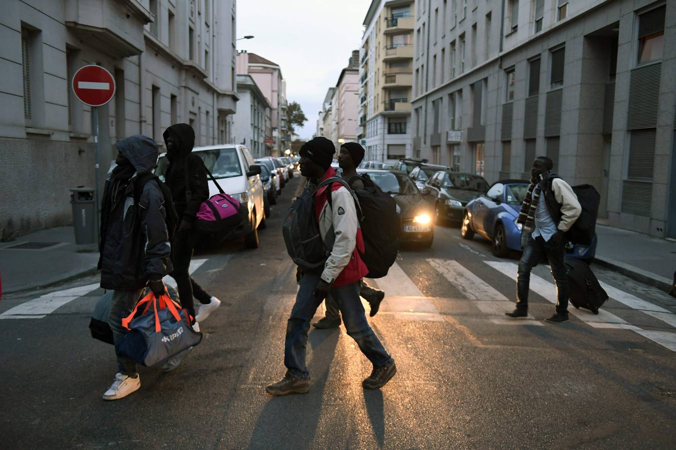 Inmigrantes y refugiados abandonan la &#039;Jungla&#039; de Calais en el primer día de desalojo