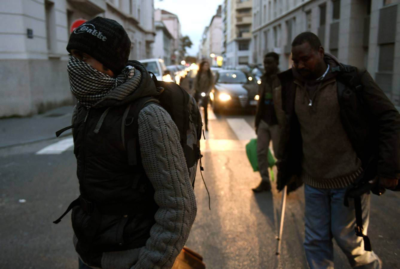 Inmigrantes y refugiados abandonan la &#039;Jungla&#039; de Calais en el primer día de desalojo