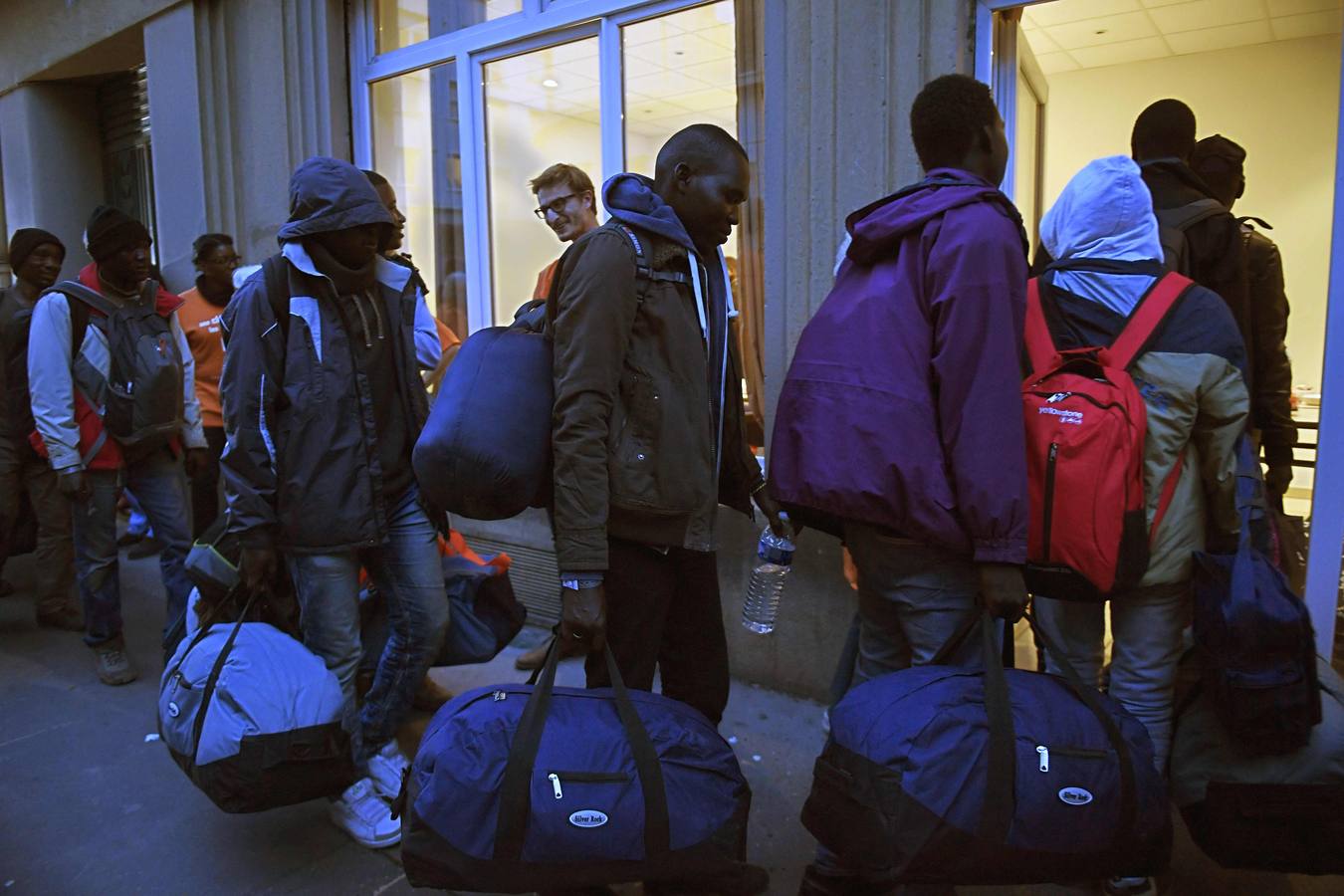 Inmigrantes y refugiados abandonan la &#039;Jungla&#039; de Calais en el primer día de desalojo