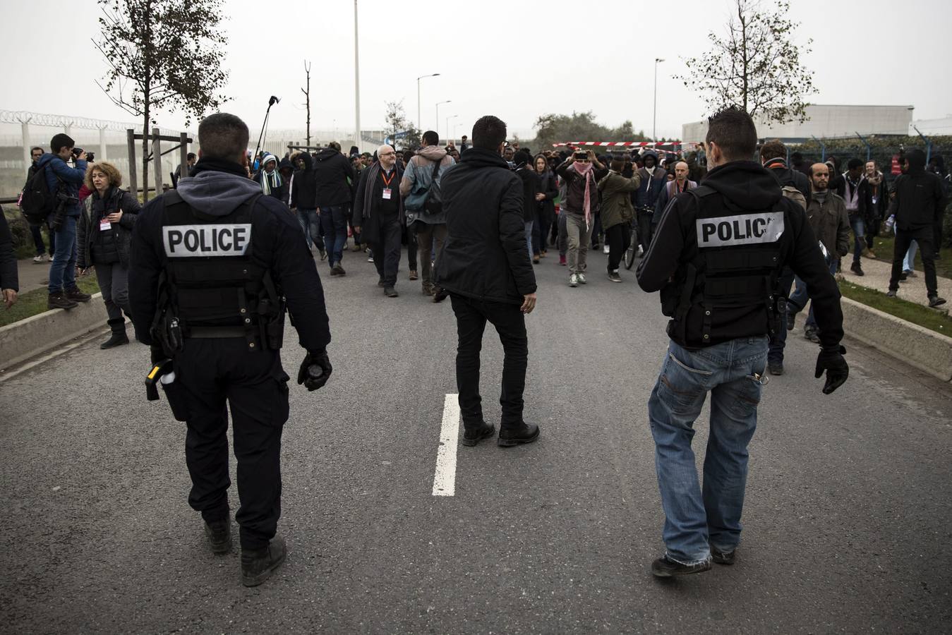 Inmigrantes y refugiados abandonan la &#039;Jungla&#039; de Calais en el primer día de desalojo