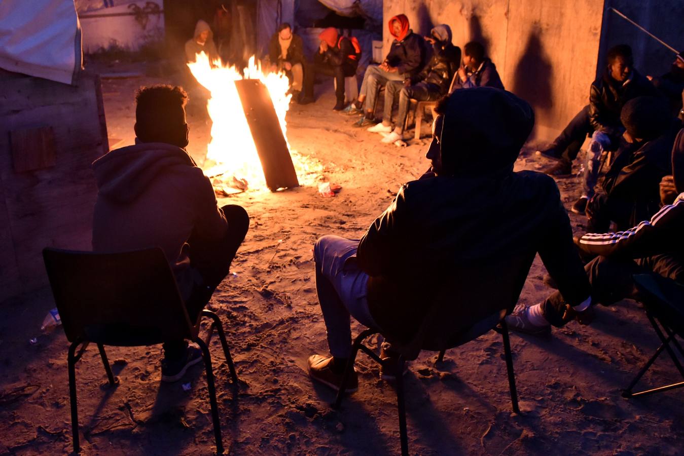 Inmigrantes y refugiados abandonan la &#039;Jungla&#039; de Calais en el primer día de desalojo