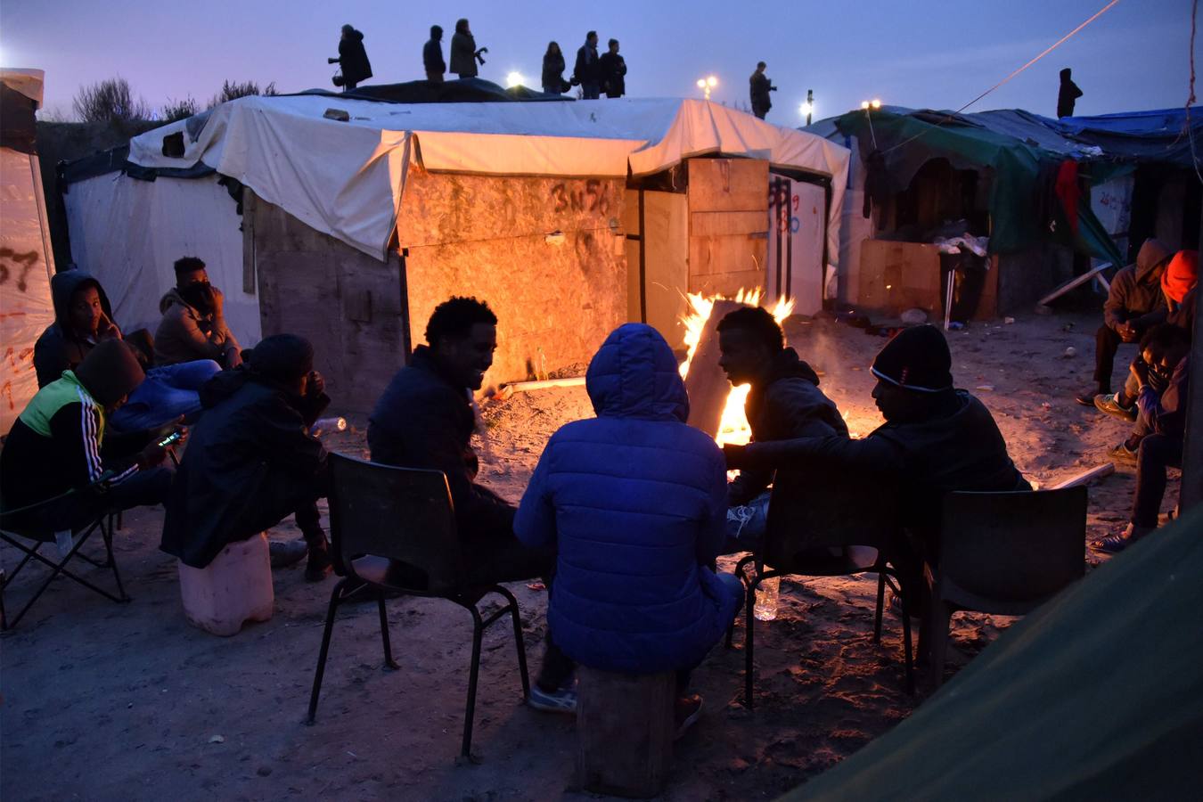 Inmigrantes y refugiados abandonan la &#039;Jungla&#039; de Calais en el primer día de desalojo