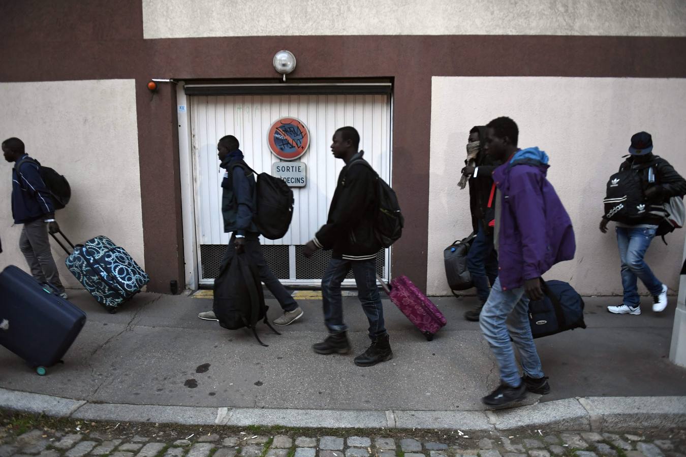 Inmigrantes y refugiados abandonan la &#039;Jungla&#039; de Calais en el primer día de desalojo