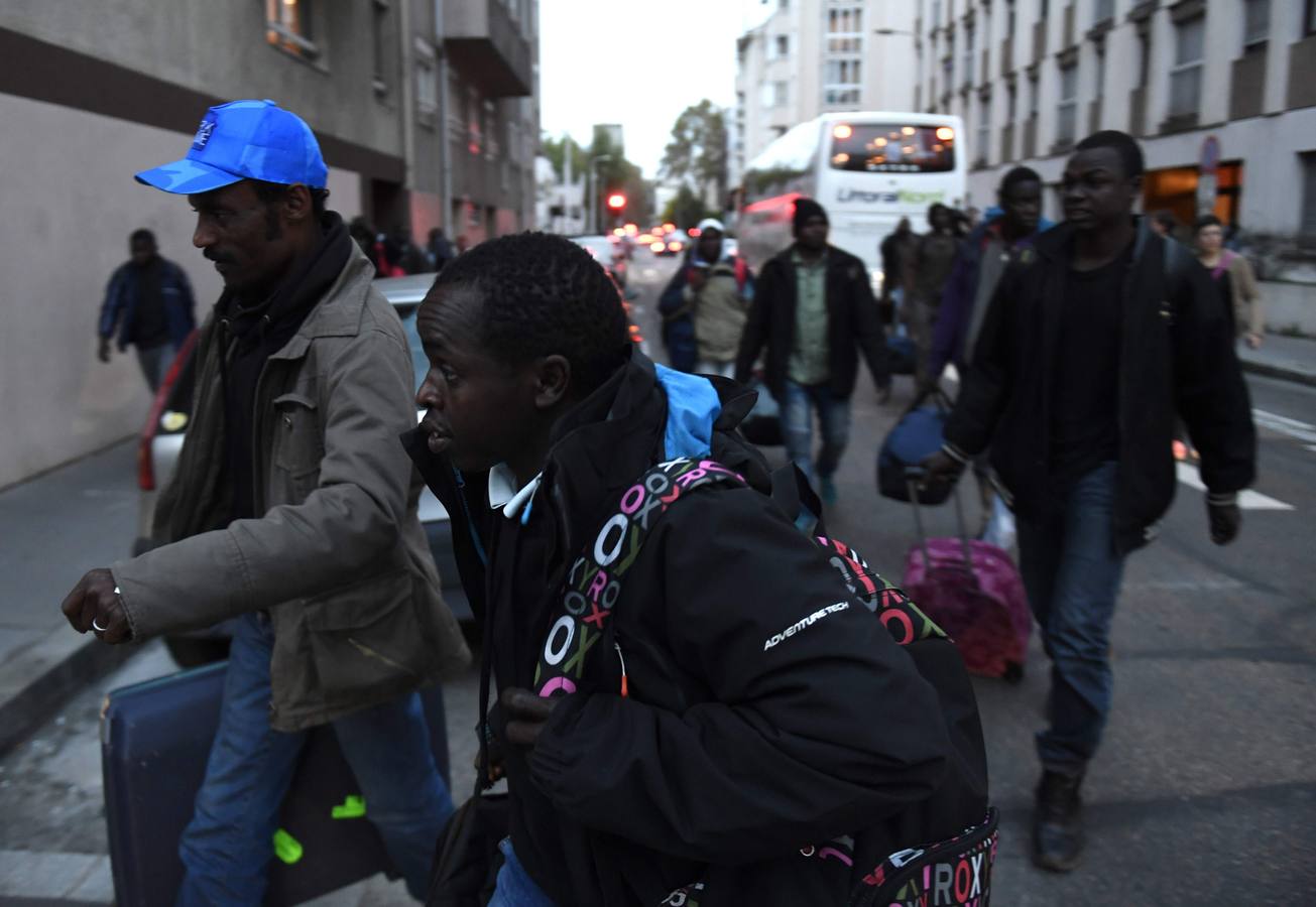 Inmigrantes y refugiados abandonan la &#039;Jungla&#039; de Calais en el primer día de desalojo