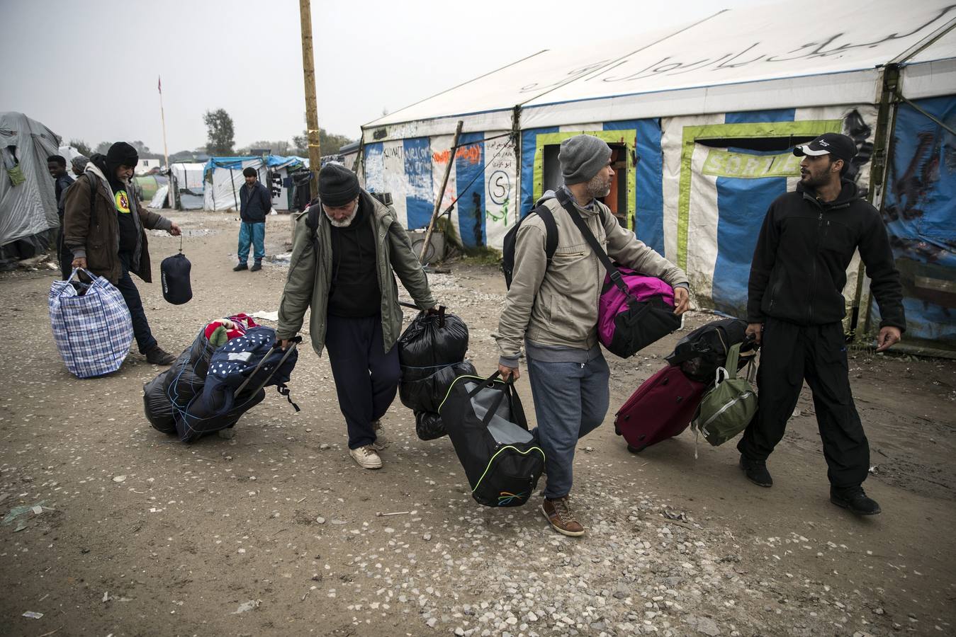 Inmigrantes y refugiados abandonan la &#039;Jungla&#039; de Calais en el primer día de desalojo