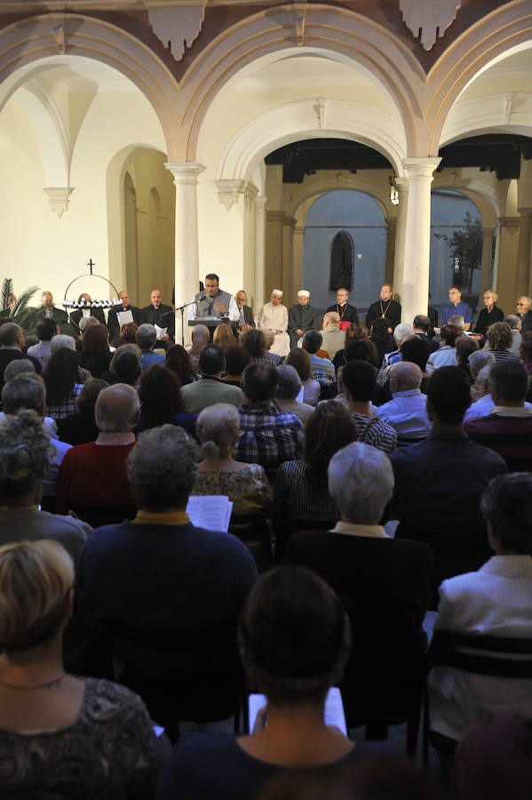 La oración ecuménica en Málaga por la paz, en imágenes