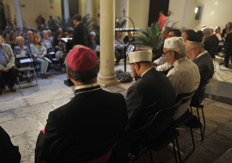 La oración ecuménica en Málaga por la paz, en imágenes