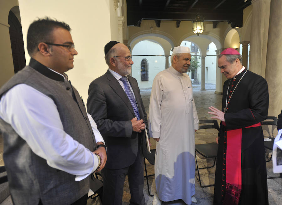 La oración ecuménica en Málaga por la paz, en imágenes