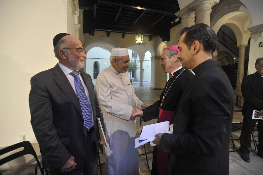 La oración ecuménica en Málaga por la paz, en imágenes