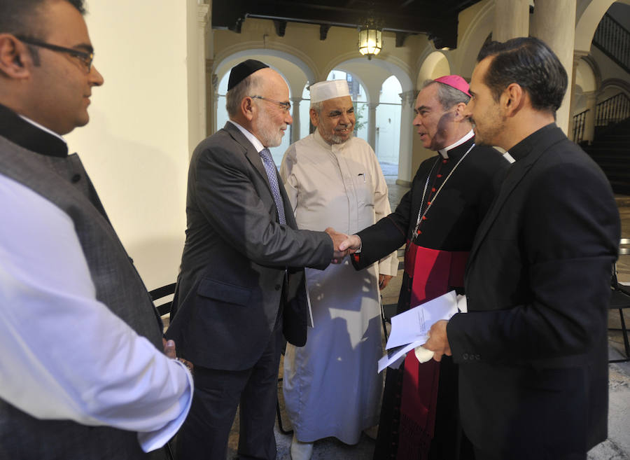 La oración ecuménica en Málaga por la paz, en imágenes