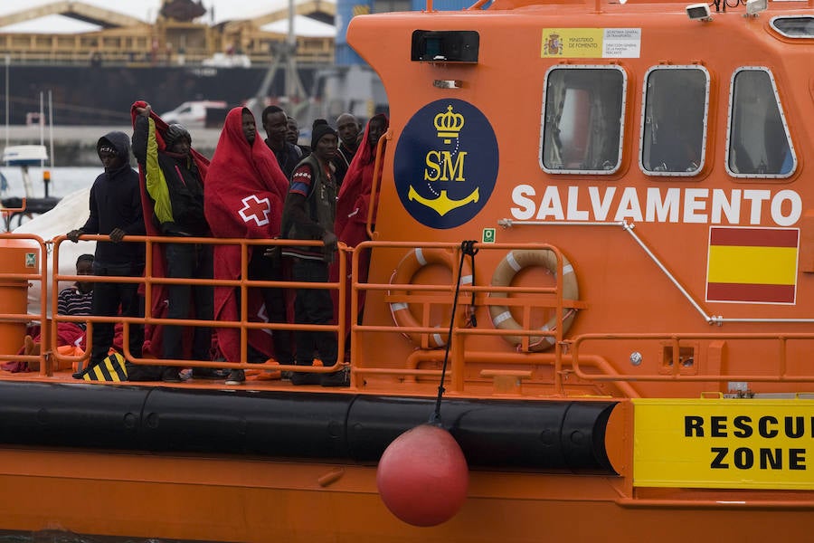 Fotos de la llegada de una patera al Puerto de Málaga con 53 inmigrantes