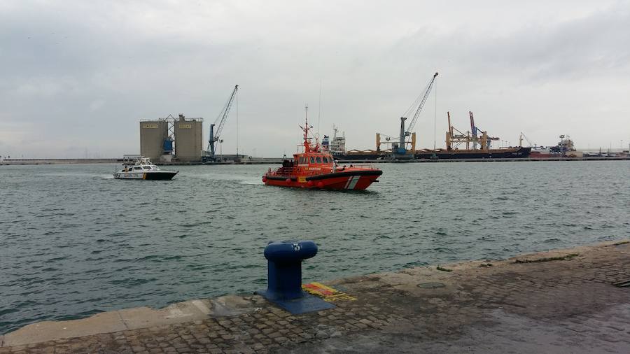 Fotos de la llegada de una patera al Puerto de Málaga con 53 inmigrantes