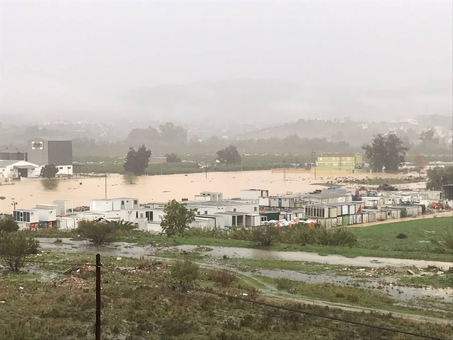 El agua baja a modo de ríos por muchas zonas de la capital