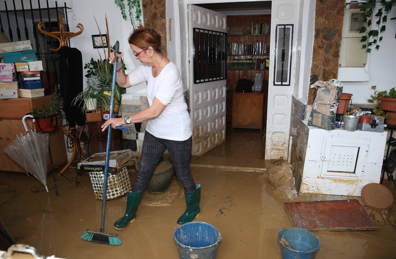 Tareas de limpieza en Doña Ana tras las inundaciones