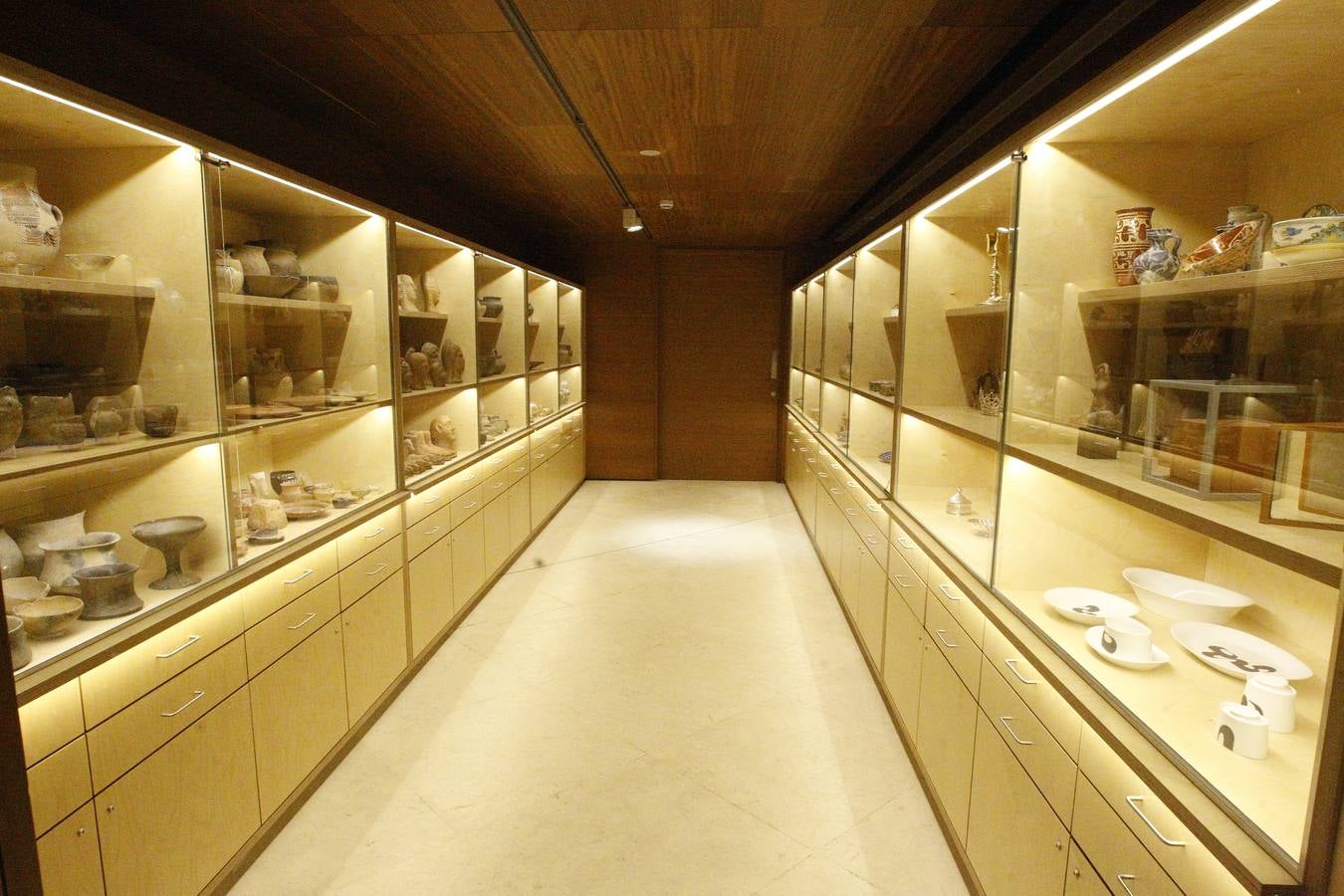 Almacén visitable. Restos arqueológicos, enseres y mobiliario.. Parte de las obras que no forman parte de la colección permanente pueden verse en esta zona de la planta baja. Maquetas para la construcción de la Catedral de Málaga, el hipogeo fenicio hallado en la calle Mármoles, una vajilla decorada por Manuel Barbadillo, entre otras, son algunas de las que pueden contemplarse.