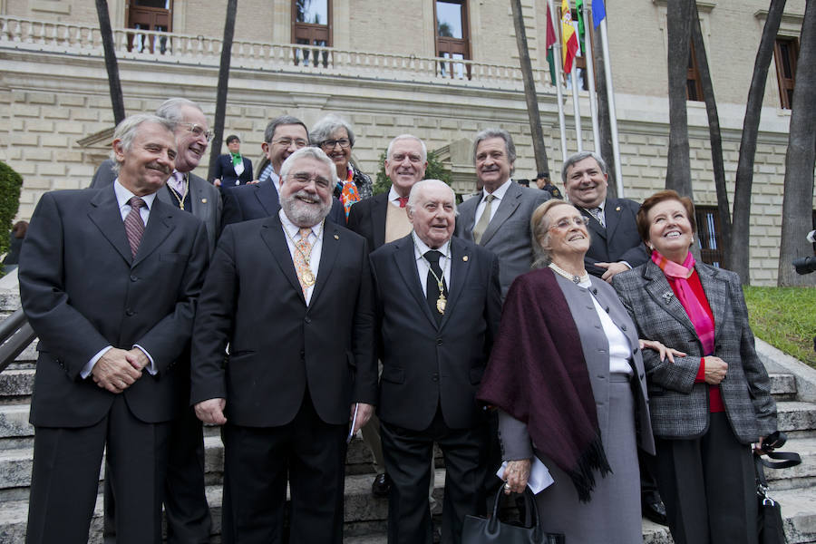 Los miembros de la Academia de San Telmo, ante la escalinata del museo.