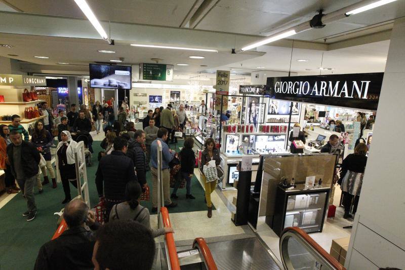 Así han vivido los comercios malagueños este lunes festivo de compras frenéticas