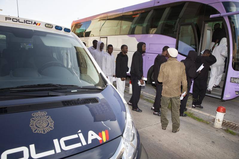 Interior deja libres a los inmigrantes llegados en patera a Málaga