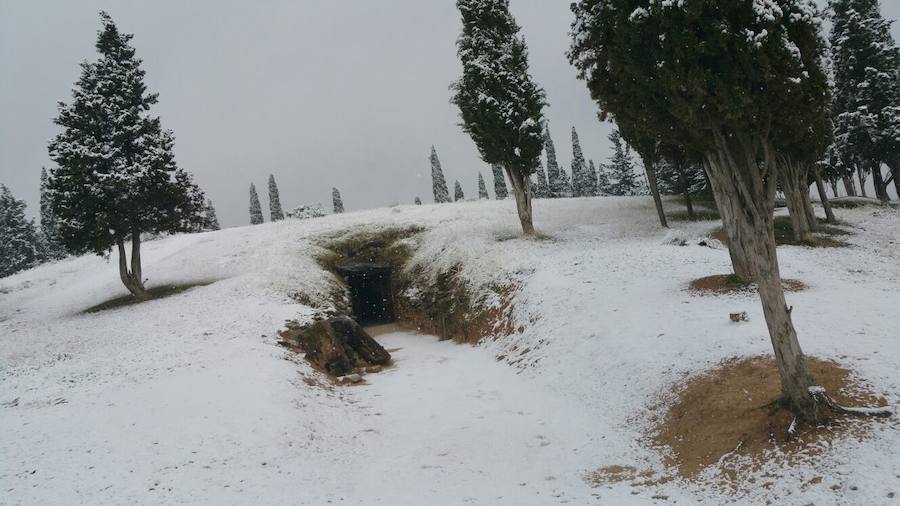 La nieve cubre los Dólmenes de Antequera y su entorno