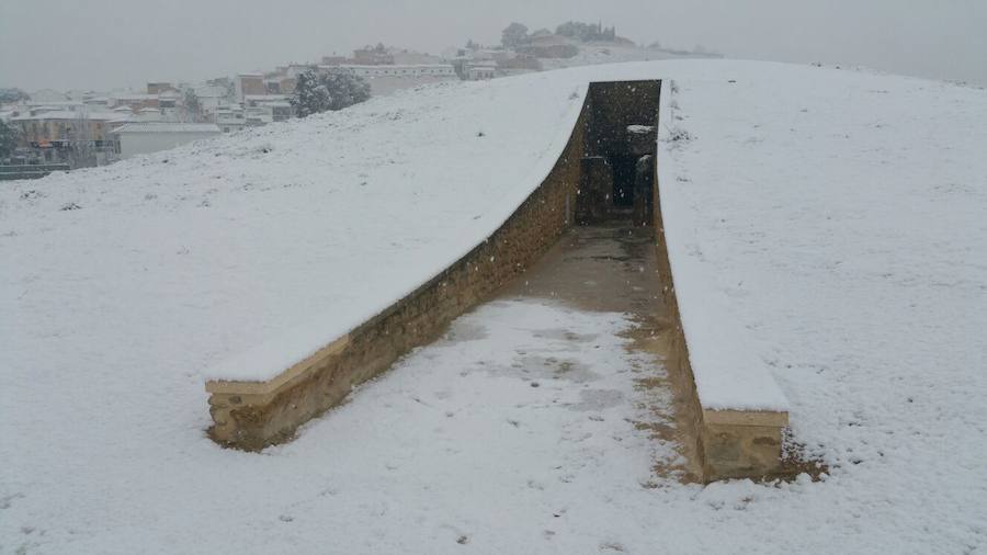 La nieve cubre los Dólmenes de Antequera y su entorno