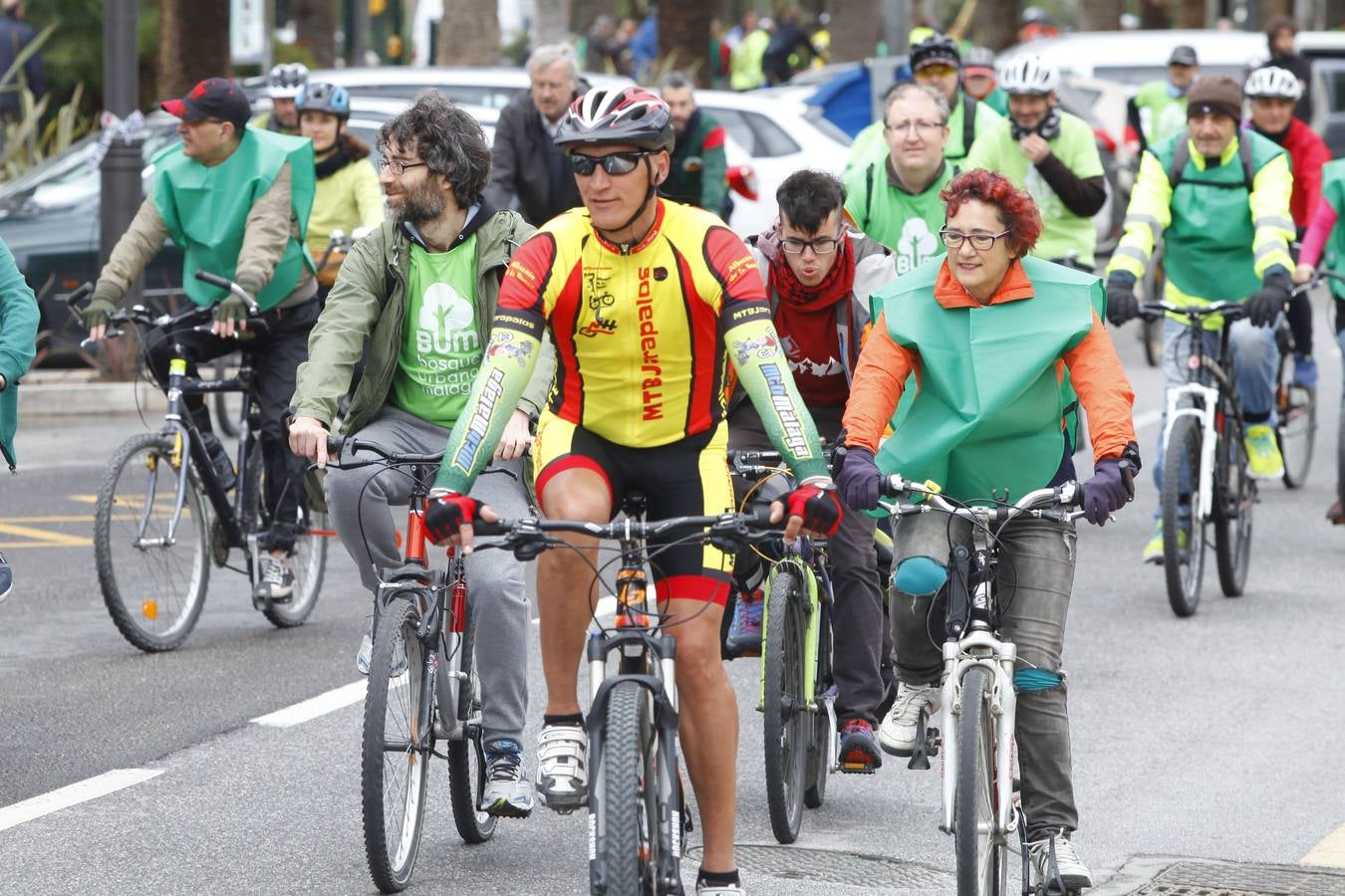 Más de 100 personas participan en la marcha ciclista para reivindicar el bosque urbano en Repsol