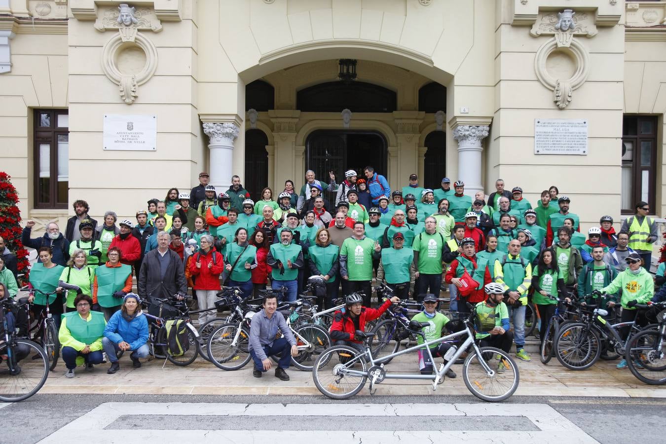 Más de 100 personas participan en la marcha ciclista para reivindicar el bosque urbano en Repsol