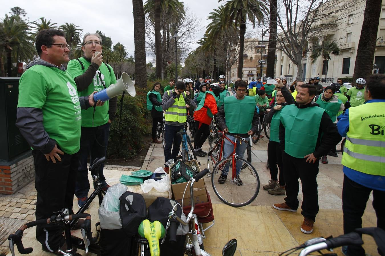 Más de 100 personas participan en la marcha ciclista para reivindicar el bosque urbano en Repsol