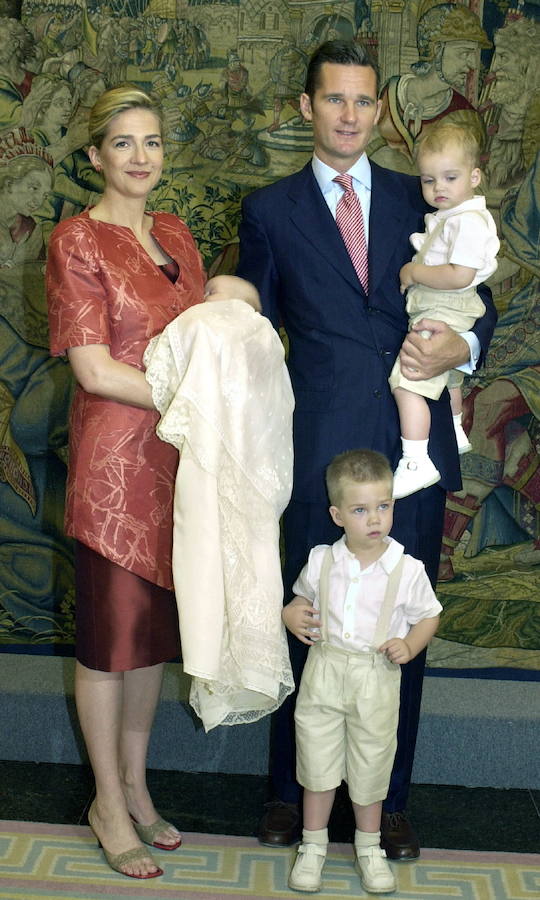 Bautizo de Miguel, tercer hijo de la Infanta Cristina e Iñaki Urdangarín. En la imagen, los duques de Palma posan con sus hijos Juan Valentín (abajo), Pabo Nicolás (d) y Miguel (i) (2002).