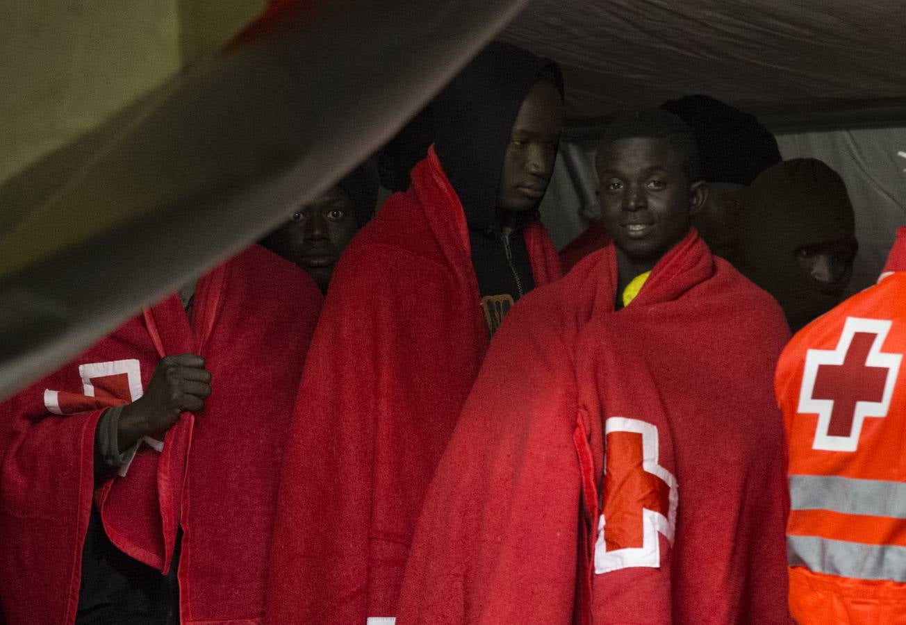 Llegan al puerto de Málaga 155 inmigrantes rescatados en tres pateras en el Mar de Alborán