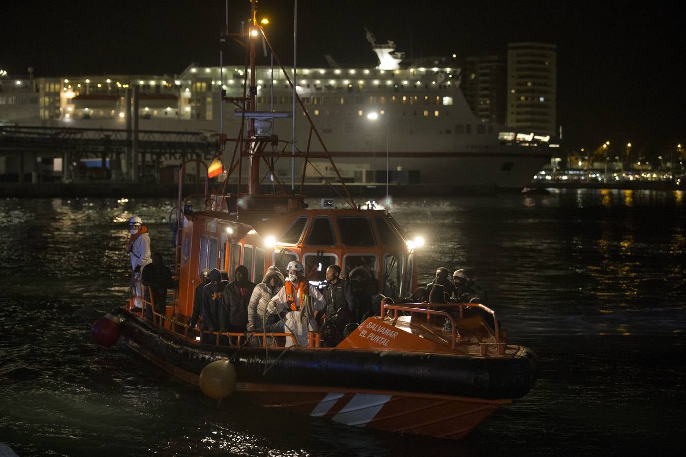 Llegan al puerto de Málaga 155 inmigrantes rescatados en tres pateras en el Mar de Alborán