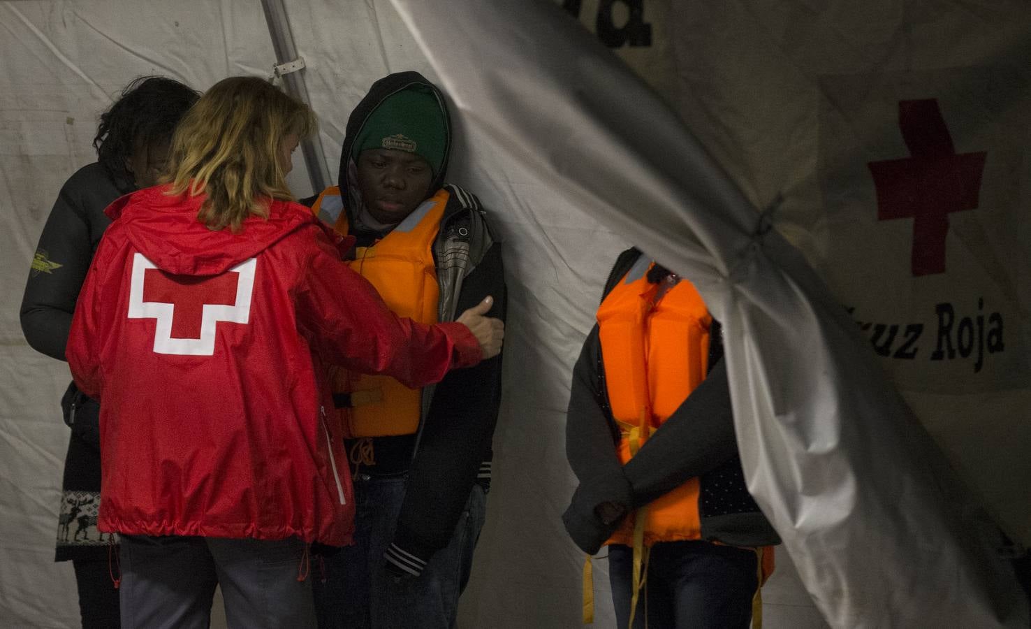 Llegan al puerto de Málaga 155 inmigrantes rescatados en tres pateras en el Mar de Alborán