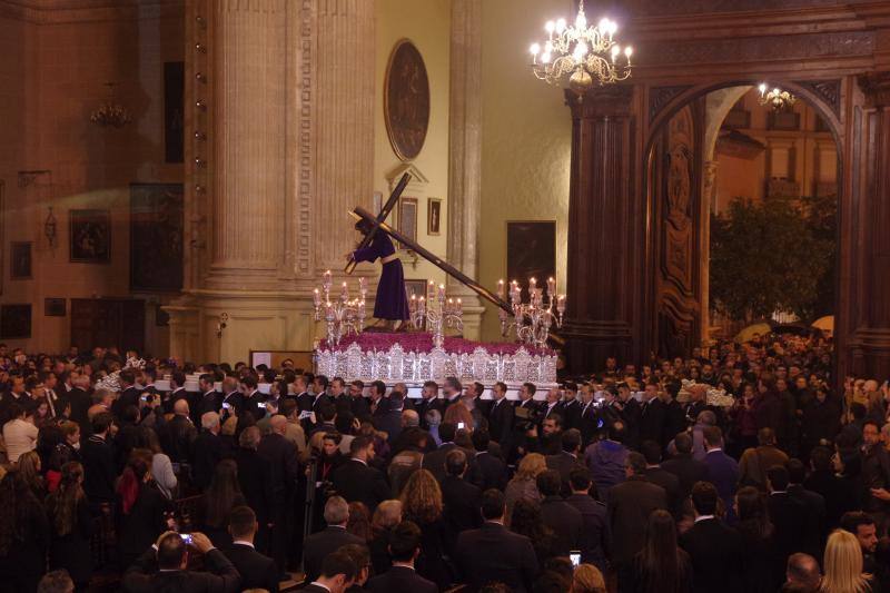 El Nazareno de Nueva Málaga en el vía crucis de la Agrupación, en imágenes