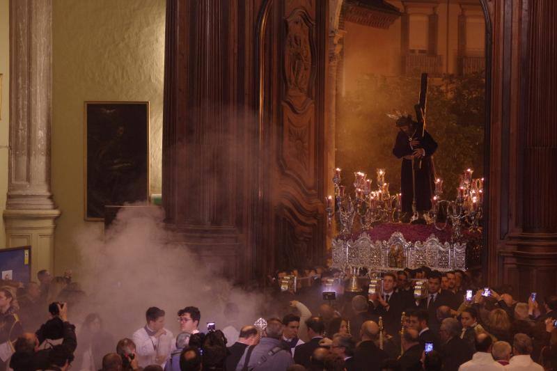 El Nazareno de Nueva Málaga en el vía crucis de la Agrupación, en imágenes