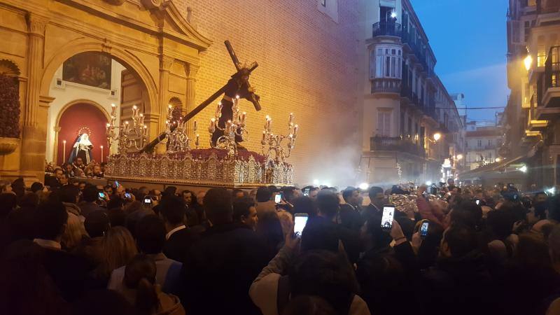 El Nazareno de Nueva Málaga en el vía crucis de la Agrupación, en imágenes