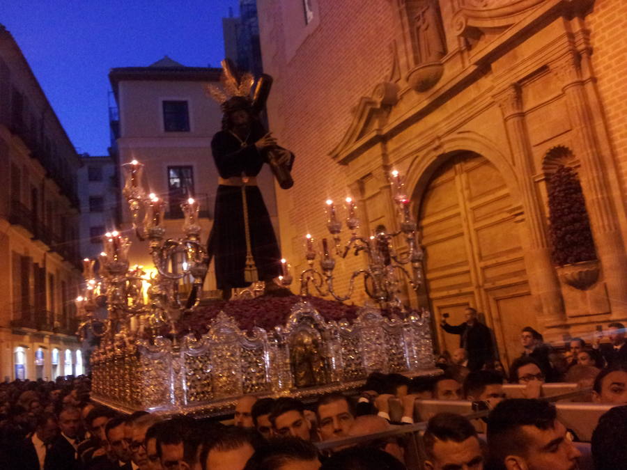 El Nazareno de Nueva Málaga en el vía crucis de la Agrupación, en imágenes