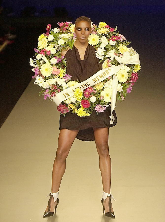 Una modelo con una corona funeraria en un desfile de 2013. 