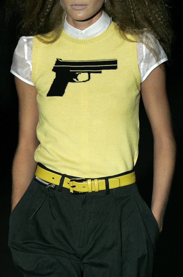 Detalle de un jersey estampado con una pistola (2005). 