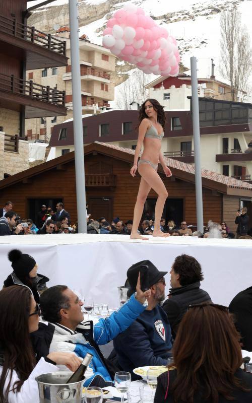 Un desfile de lencería en mitad de la nieve