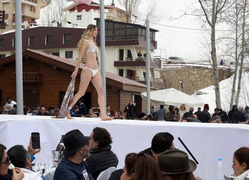 Un desfile de lencería en mitad de la nieve