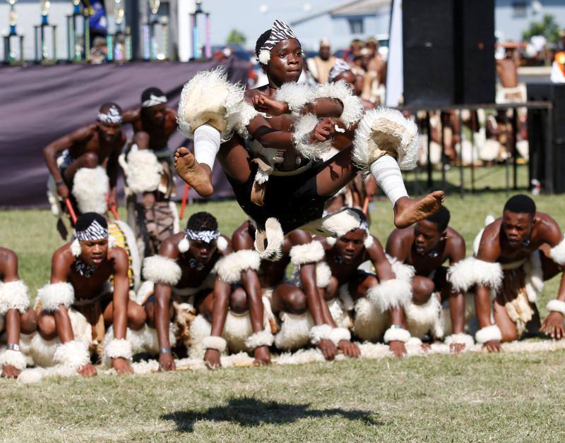 Fotos de la competición anual de danza tradicional Zulu de Ingoma en Sudáfrica