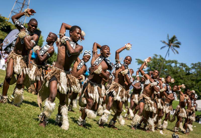 Fotos de la competición anual de danza tradicional Zulu de Ingoma en Sudáfrica