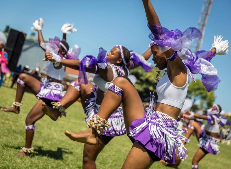 Fotos de la competición anual de danza tradicional Zulu de Ingoma en Sudáfrica