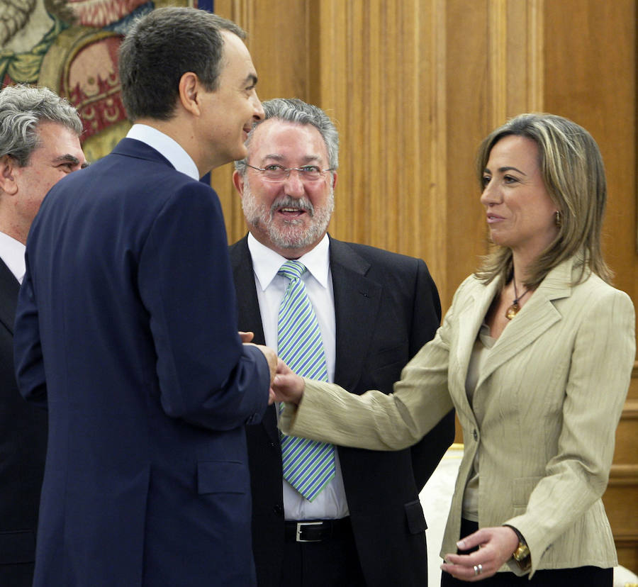 09/07/2007. El presidente del Gobierno, José Luis Rodríguez Zapatero (2i), conversa con los nuevos ministros de Vivienda, Carme Chacón; Cultura, César Antonio Molina (i); y Sanidad, Bernat Soria, después de que éstos prometieran su cargo ante el Rey en el Palacio de la Zarzuela.