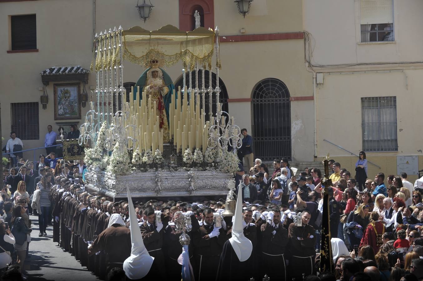 Dulce Nombre procesiona en la Semana Santa 2017