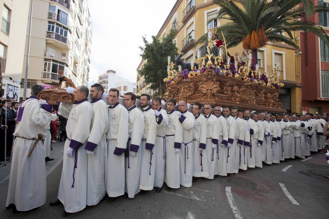 Pollinica sale en procesión por las calles de Málaga 2017