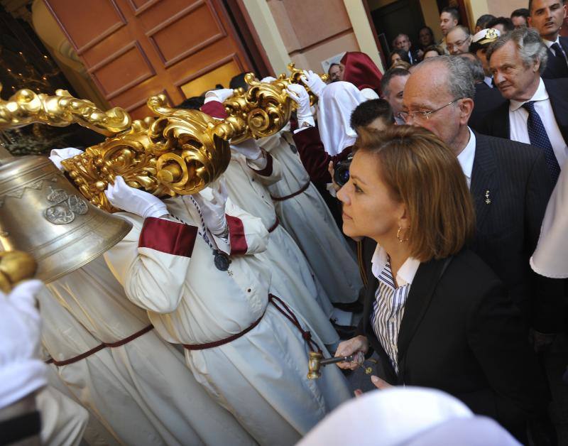 Cospedal junto al alcalde de Málaga, Francisco de la Torre, durante la salida de la Paloma.
