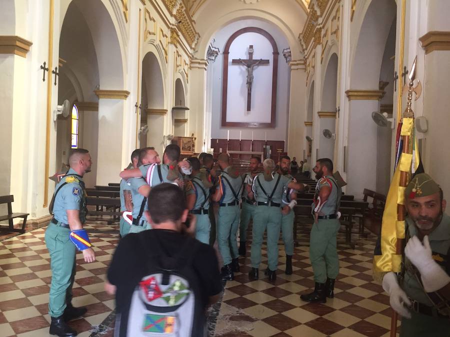 Así viven los legionarios el traslado del Cristo de la Buena Muerte