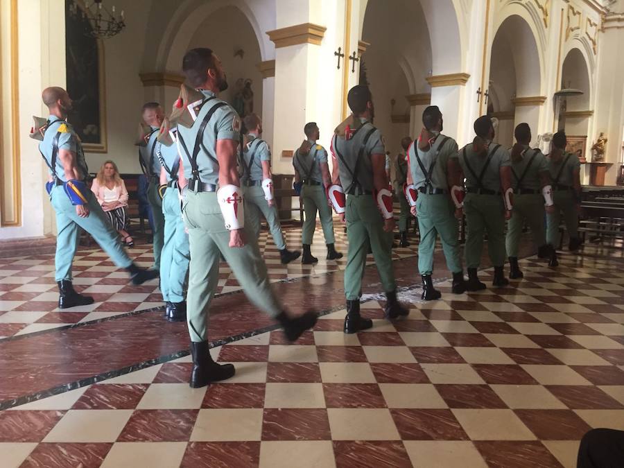 Así viven los legionarios el traslado del Cristo de la Buena Muerte